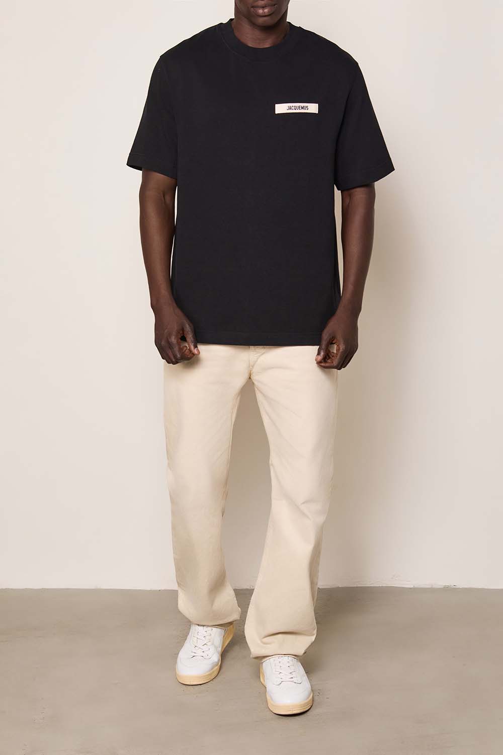 תמונת כל הלוק של חולצת טי